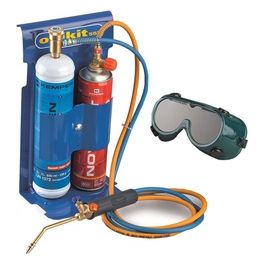 Il Saldatutto: kit composto da bombola Novacet art 580 a perdere e bombola di ossigeno a media pressione da 100 lt. a perdere, riduttori di pressione, valvole, tubi, cannello, struttura e occhiali. Bombole piene.