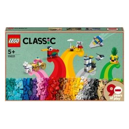 LEGO 90 Anni di Gioco Scatola con Mattoncini Colorati per 15 Mini Costruzioni di Modelli Iconici come un Treno Giocattolo, Giochi per Bambini dai 5 Anni