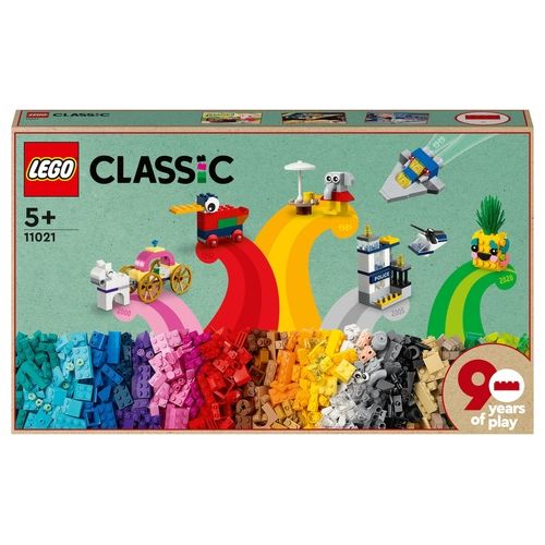 LEGO 90 Anni di Gioco Scatola con Mattoncini Colorati per 15 Mini Costruzioni di Modelli Iconici come un Treno Giocattolo, Giochi per Bambini dai 5 Anni