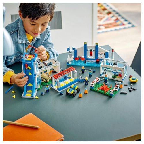 LEGO City 60372 Accademia di Addestramento della Polizia con Macchina, Cavallo Giocattolo e 6 Minifigure, Giochi per Bambini