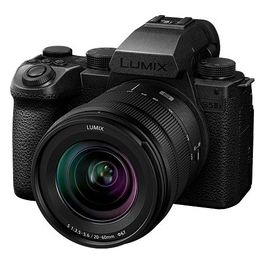 LUMIX DC-S5M2XKE Fotocamera Mirrorless Full Frame con Obiettivo LUMIX S-R2060 20-60mm F3.5-5.6 Registrazione 4K 60P e 6K 30P Illimitata Wi-Fi Phase Hybrid AF Batteria DMW-BLK22 Nero