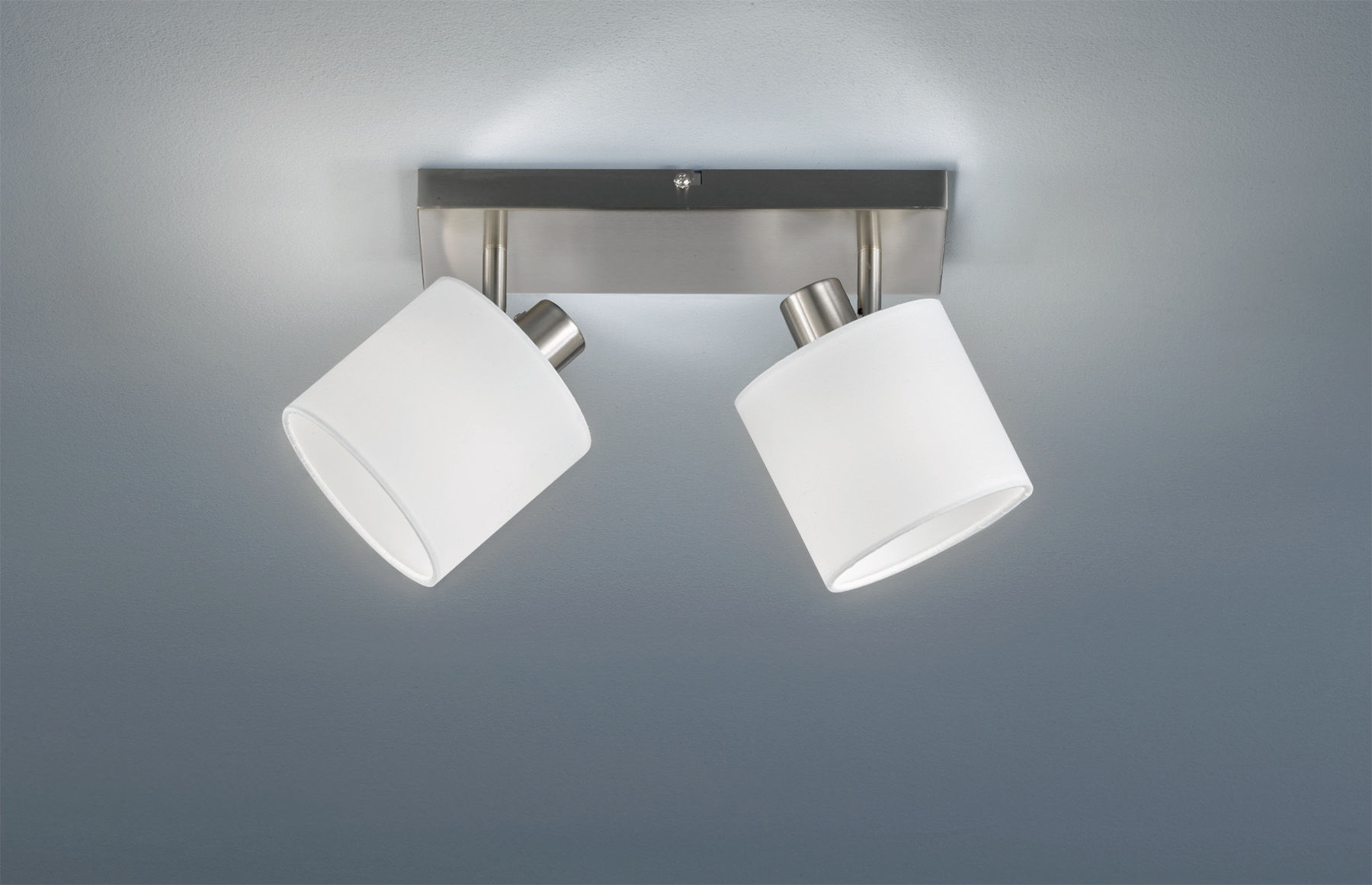 Trio Lighting Tommy Barra 2 Spots Con Diffusori Paralumi Bianchi Base Metallo Acciaio Satinato L.28Cm