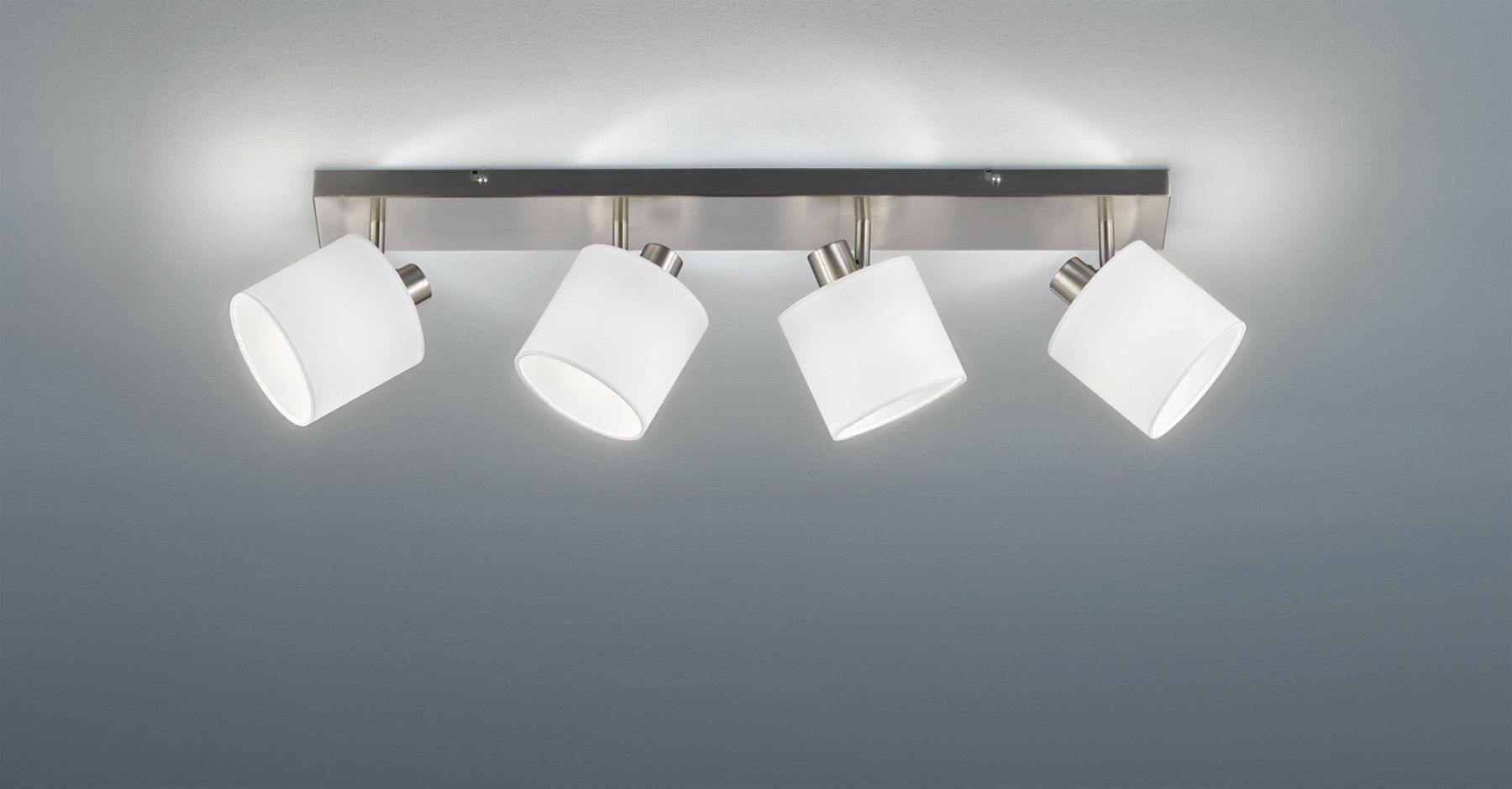 Trio Lighting Tommy Barra 4 Spots Con Diffusori Paralumi Bianchi Base Metallo Acciaio Satinato L.75Cm